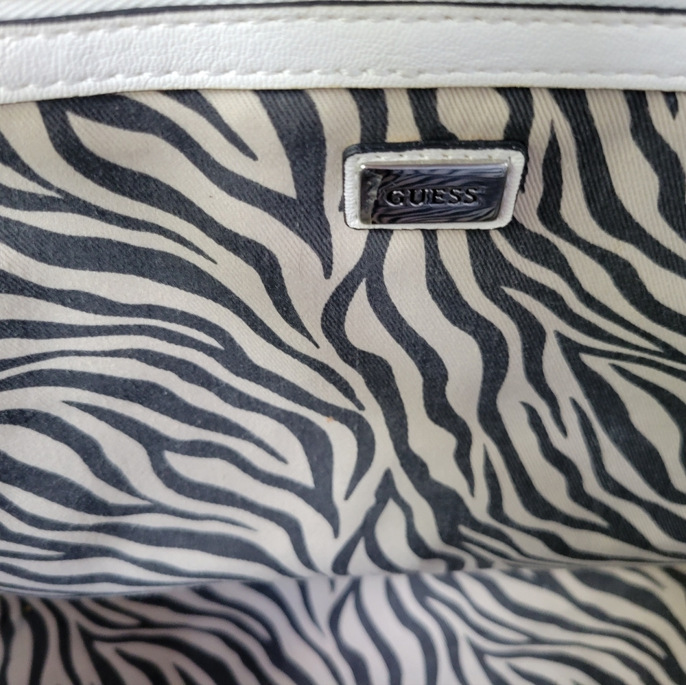 GUESS handbag - Picture 10 of 11